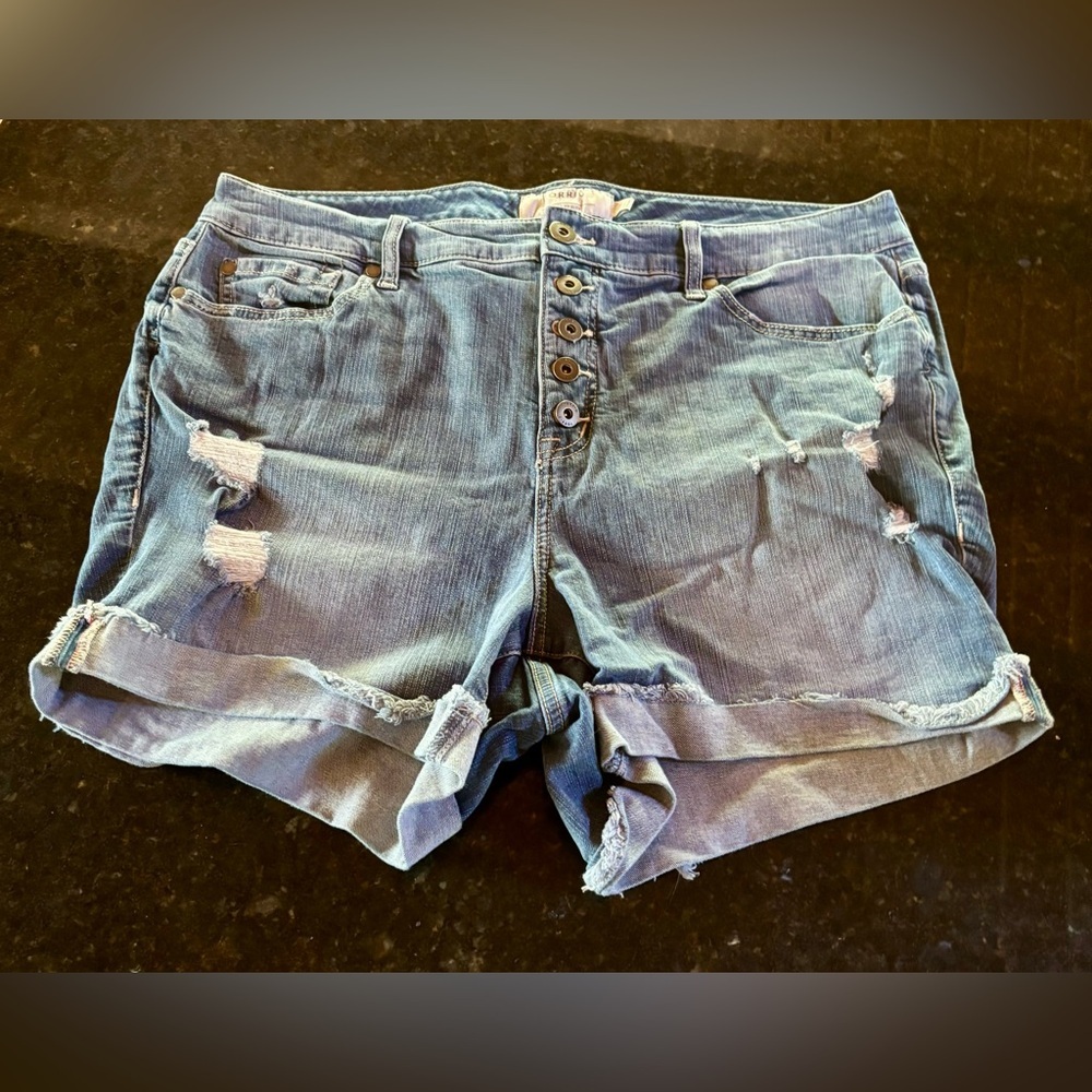 ⭐️Torrid "First At Fit" Distressed Denim Button Fly Cuffed Hem Shorts Size 18⭐️